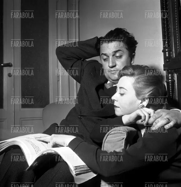 Federico Fellini e Giulietta Masina nella loro casa, Roma, 1954