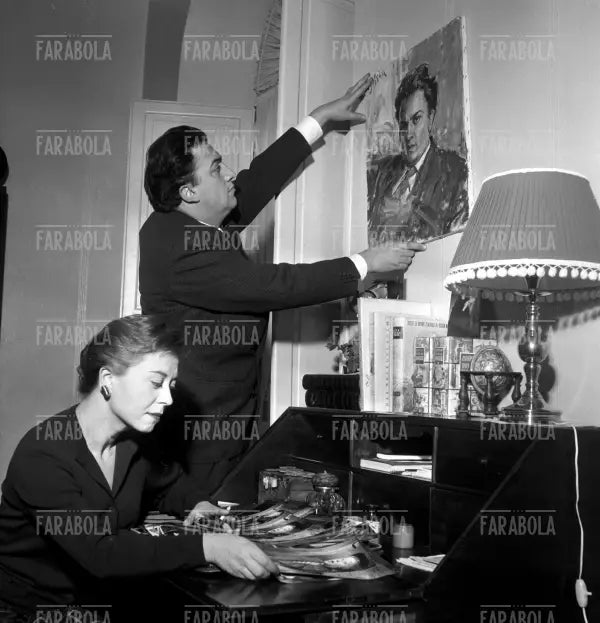 Federico Fellini e Giulietta Masina nella loro casa, Roma, 1954