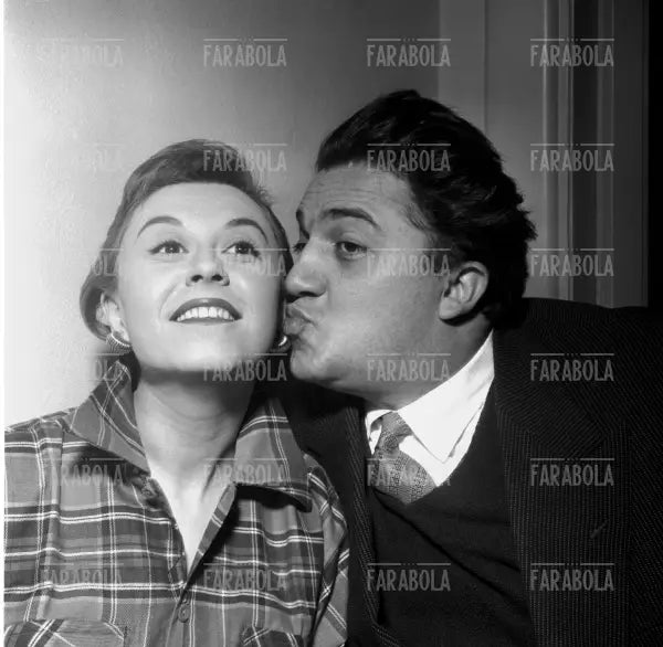 Federico Fellini e Giulietta Masina nella loro casa, Roma, 1954