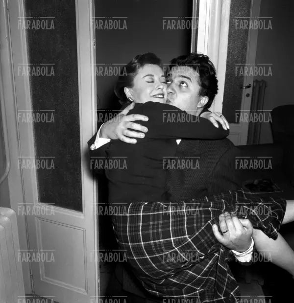 Federico Fellini e Giulietta Masina nella loro casa, Roma, 1954