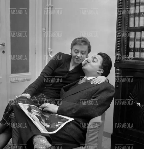 Federico Fellini e Giulietta Masina nella loro casa, Roma, 1954