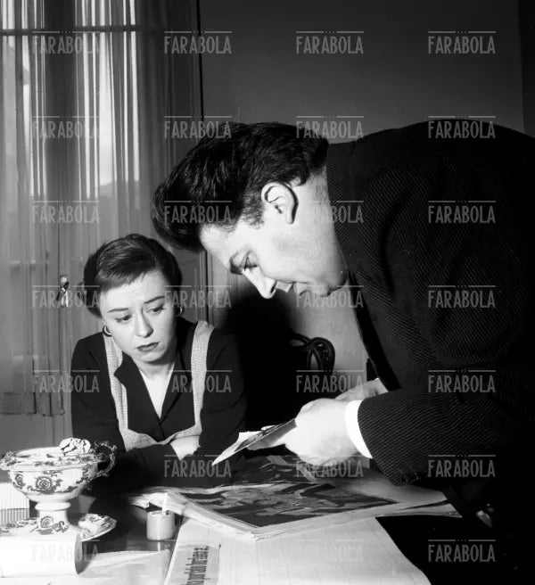 Federico Fellini e Giulietta Masina nella loro casa, Roma, 1954