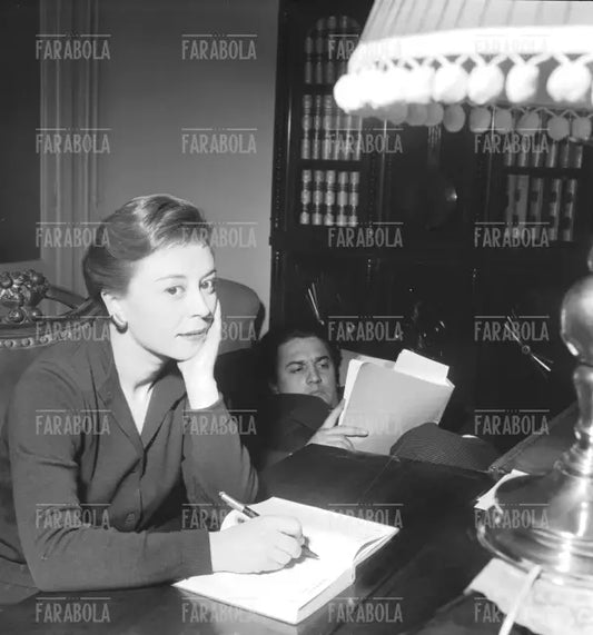 Federico Fellini e Giulietta Masina nella loro casa, Roma, 1954