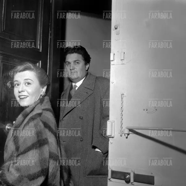 Federico Fellini e Giulietta Masina nella loro casa, Roma, 1954
