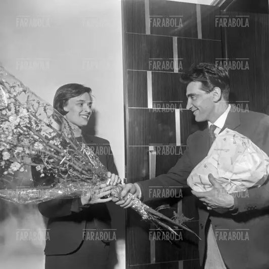 Lucia Bosè e Walter Chiari a casa, Roma, 1954