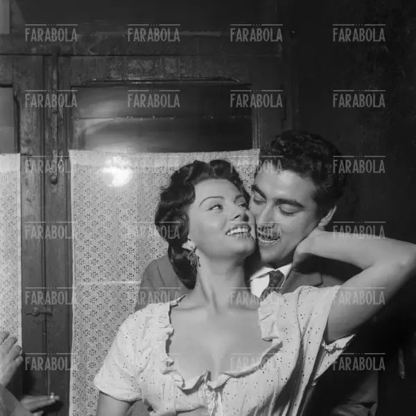 Sophia Loren e Alberto Farnese sul set, Film L'oro di Napoli, Napoli, 1954