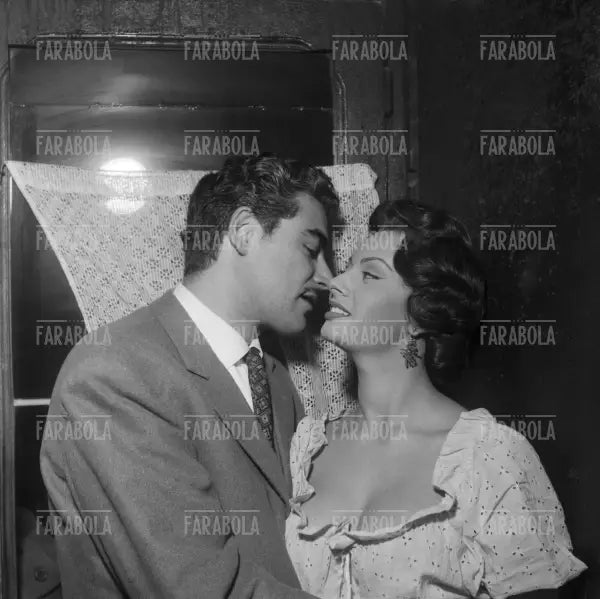 Sophia Loren e Alberto Farnese sul set, Film L'oro di Napoli, Napoli, 1954