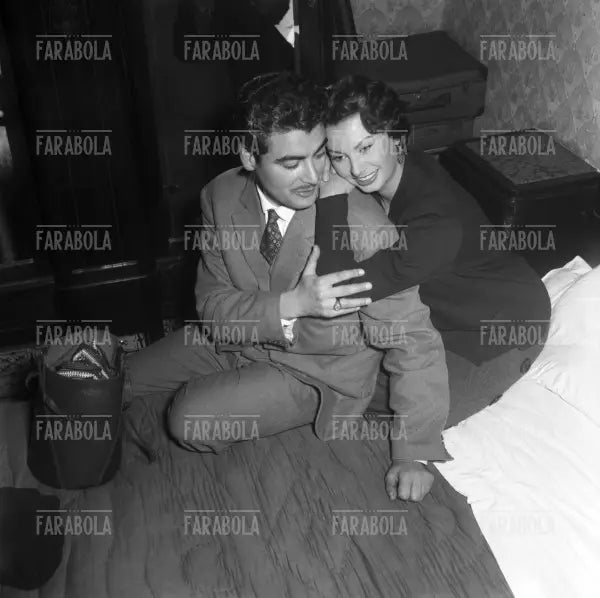 Sophia Loren e Alberto Farnese sul set, Film L'oro di Napoli, Napoli, 1954