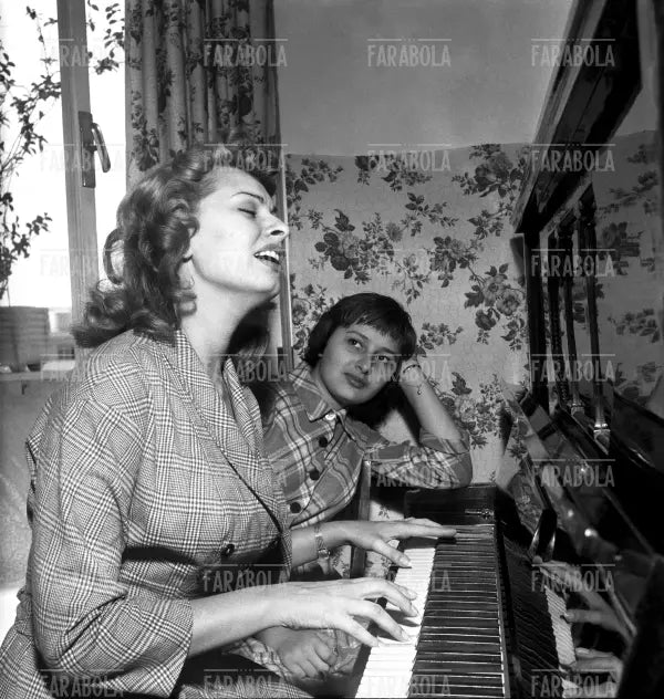 Sophia Loren e la sorella Maria Scicolone a casa, Roma, 1954