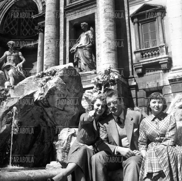 Sophia Loren, Maria Scicolone ed Ettore Manni alla Fontana di Trevi, Roma, 1954