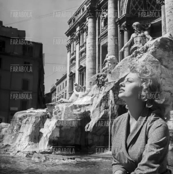 Sophia Loren alla Fontana di Trevi, Roma, 1954