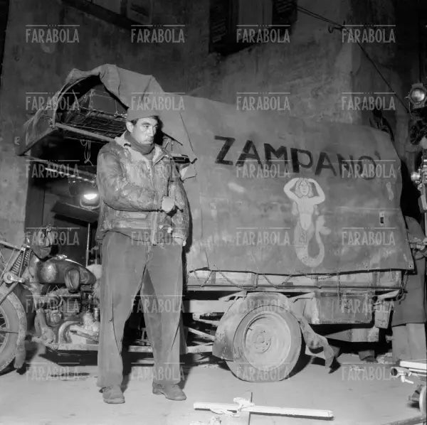 Anthony Quinn in una scena del film La strada, 1954