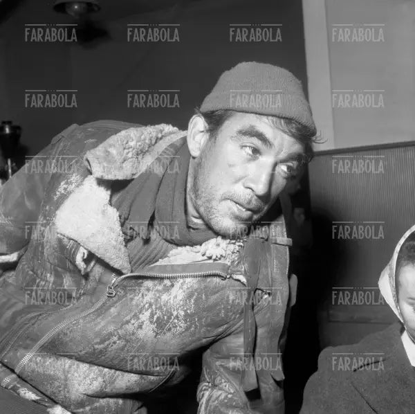 Anthony Quinn in una scena del film La strada, 1954
