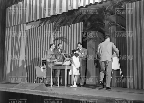 Estrazione alla sfilata della Rinascente, Teatro Manzoni, Milano, 1954