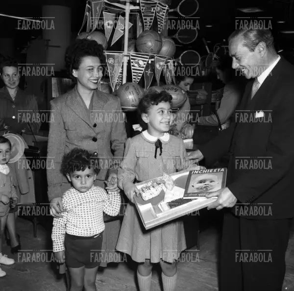 Premiazione dei bambini alla Rinascente, Milano, 1954