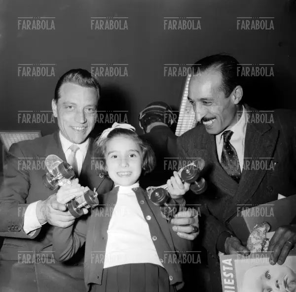 Premiazione dei bambini alla Rinascente, Milano, 1954