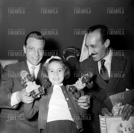Premiazione dei bambini alla Rinascente, Milano, 1954