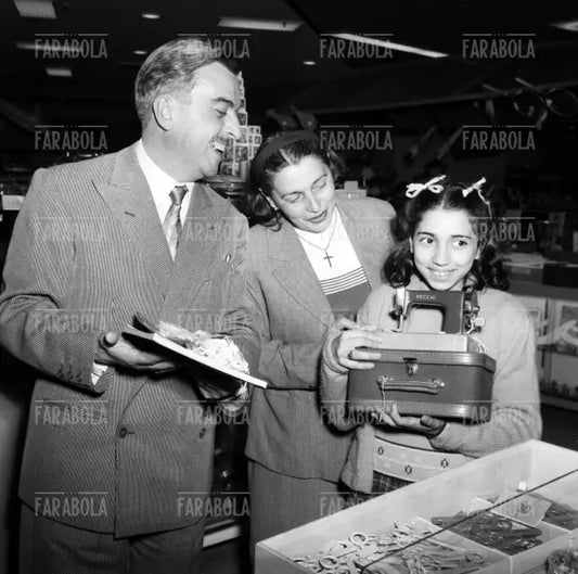 Premiazione dei bambini alla Rinascente, Milano, 1954