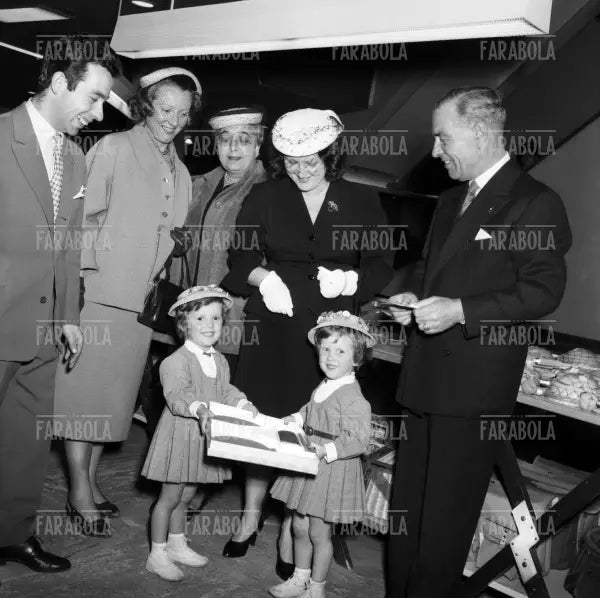 Premiazione dei bambini alla Rinascente, Milano, 1954