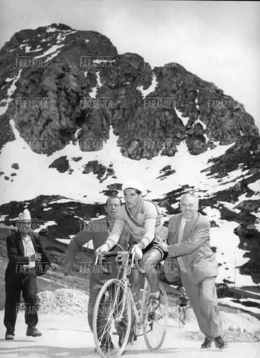 Giovanni Corrieri spinto in salita, Giro d'Italia, 1954