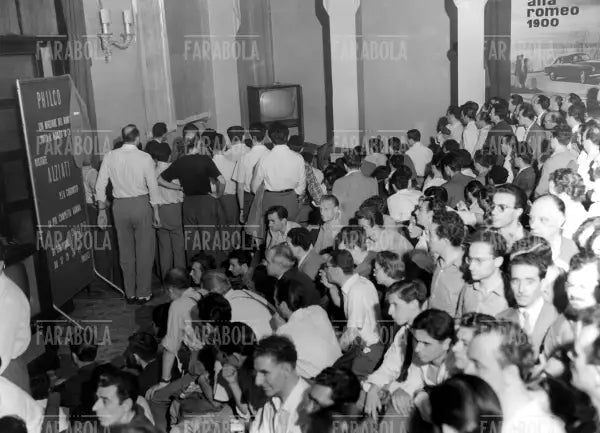 Persone che guardano in tv la partita Svizzera-Italia, Milano, 1954
