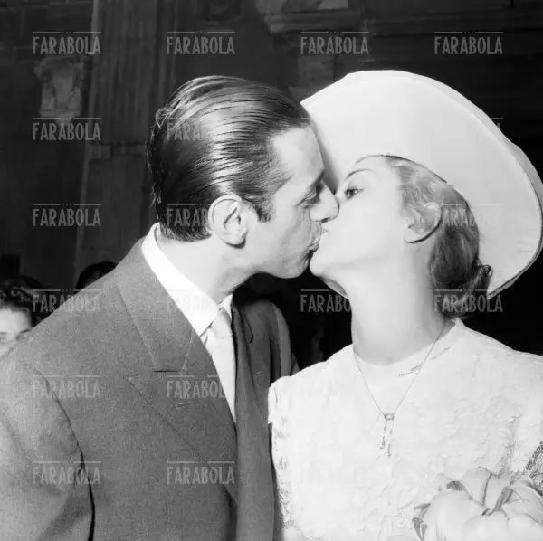 Dario Fo e Franca Rame si baciano, Matrimonio nella Basilica di Sant'Ambrogio, Milano, 1954