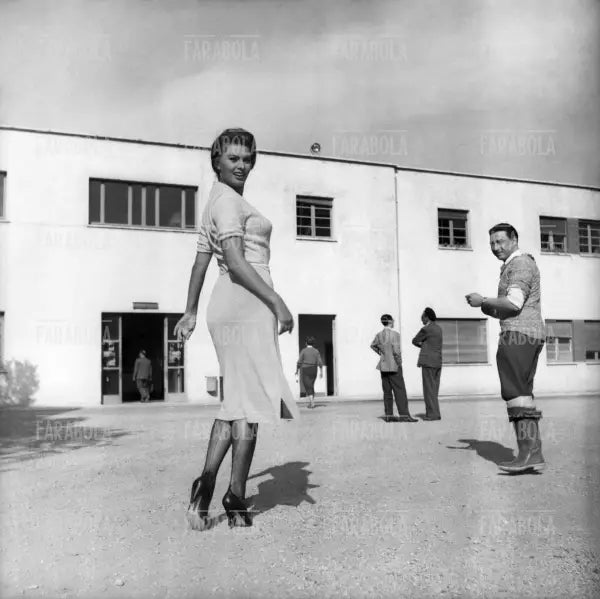 Sophia Loren e GÈrard Oury sul set, Film La donna del fiume, Roma, 1954