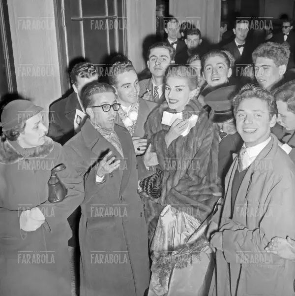 Maria Callas con un gruppo di ammiratori, Prima della Scala con La Vestale, Milano, 1954