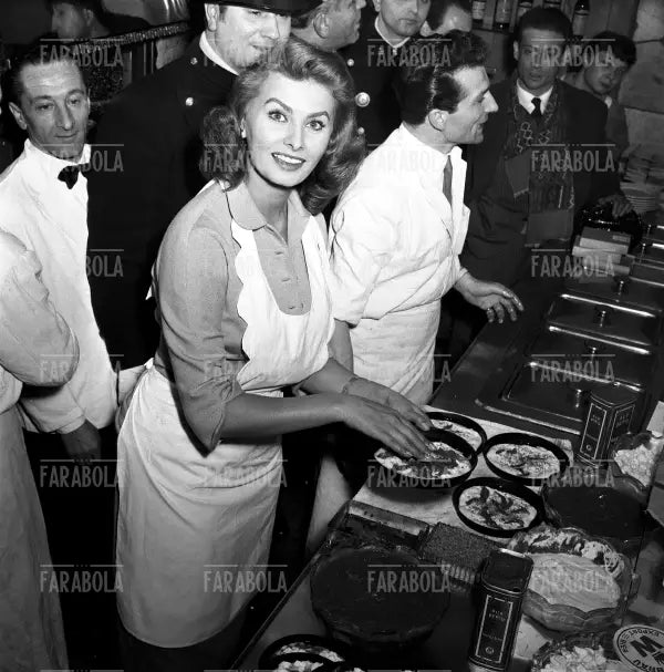 Sophia Loren prepara la pizza, Milano, 1954