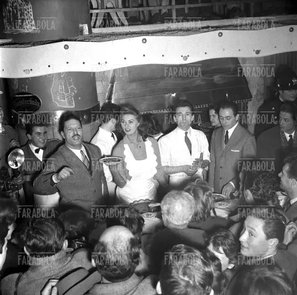Sophia Loren prepara la pizza, Milano, 1954