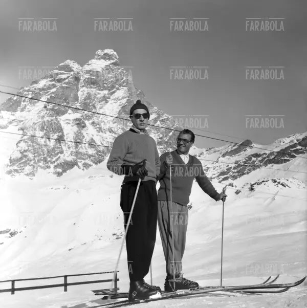 Dino Buzzati con il maestro di sci Giuseppe Pirovano, Cervinia, 1954