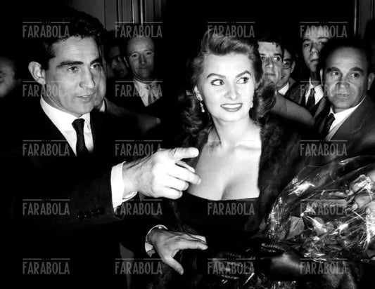 Sophia Loren e Walter Chiari alla sede del Milan, Milano, 1954