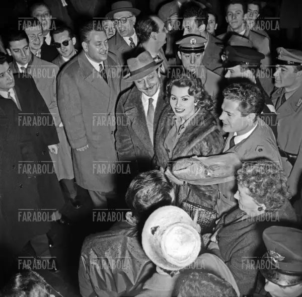 Sophia Loren, Alessandro Blasetti e Marcello Mastroianni, Prima del film Peccato che sia una canaglia, Milano, 1955