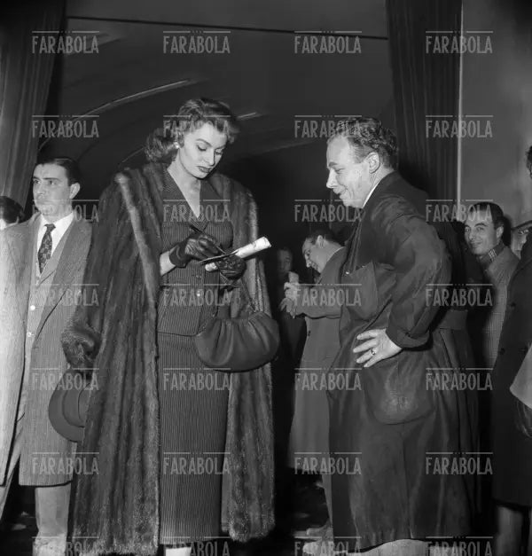 Sophia Loren firma un autografo, Prima del film Peccato che sia una canaglia, Milano, 1955