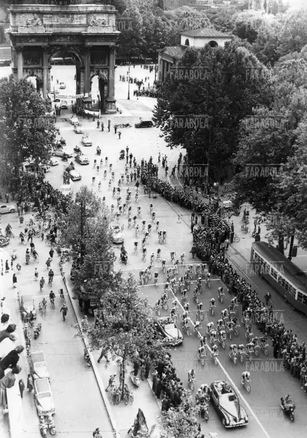 Partenza del Giro d'Italia da Piazza Sempione, Milano, 1955