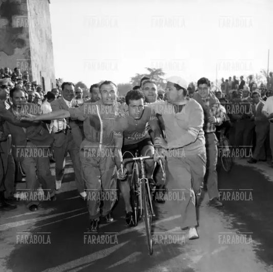 Bruno Monti in maglia rosa tra i tifosi, Giro d'Italia, Frascati, 1955