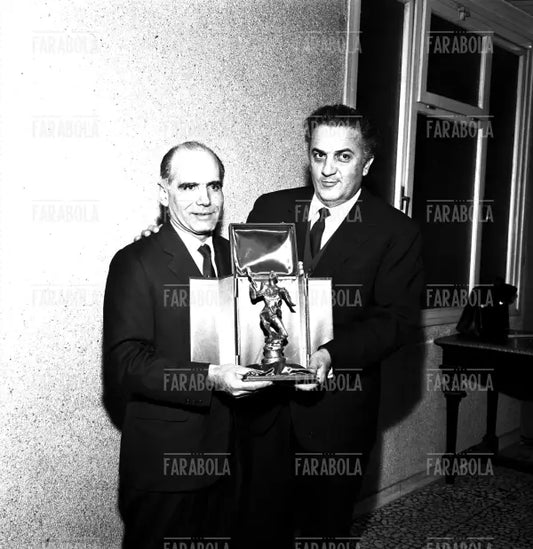 Federico Fellini e Luigi Comencini, Milano, 1965
