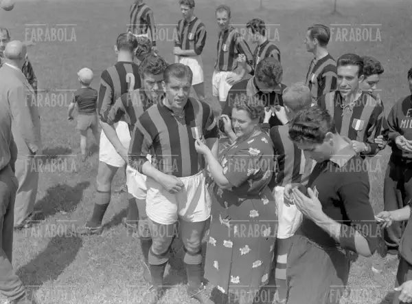 Eine Schneiderin näht das Scudetto-Abzeichen auf Gunnar Nordahls Trikot, Arena Civica, Mailand, 1955