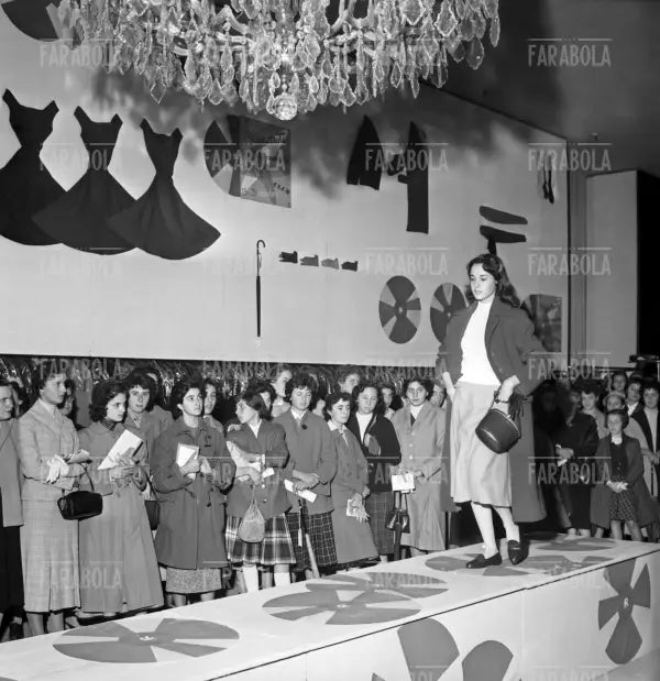Sfilata per ragazze della Rinascente, Milano, 1955