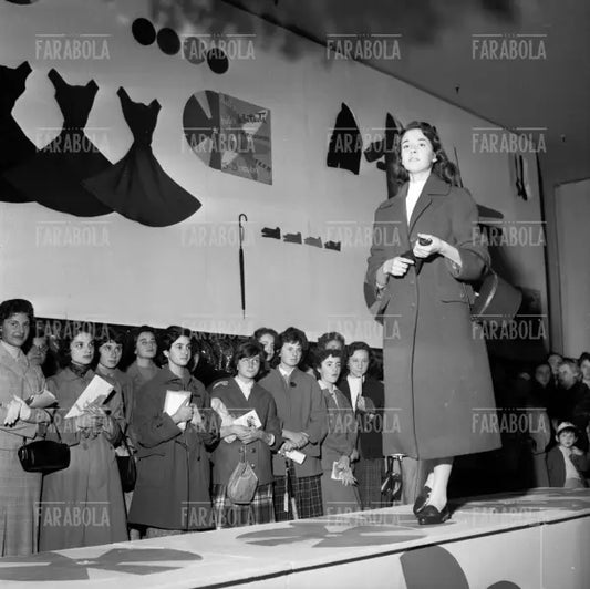 Sfilata per ragazze della Rinascente, Milano, 1955
