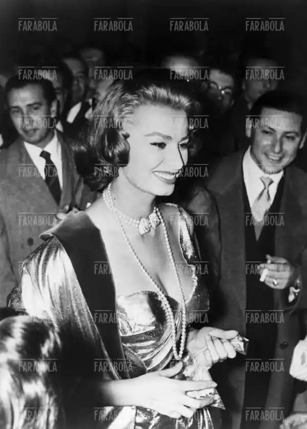Sophia Loren, Prima del film Pane, amore e..., Napoli, 1955