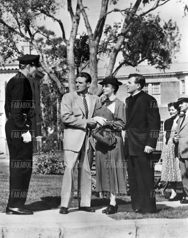 Robert Stack, Jennifer Jones e Robert Douglas in una scena del film Good Morning, Miss Dove!, 1955