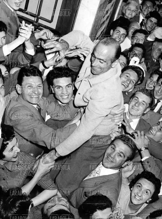 Fiorenzo Magni vincitore del Giro d'Italia portato in trionfo dai tifosi, 1955