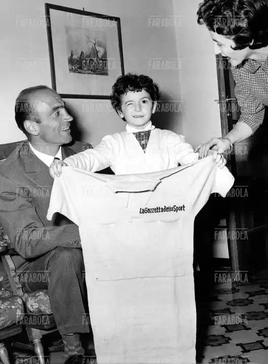 Fiorenzo Magni vincitore del Giro d'Italia con moglie e figlia, 1955