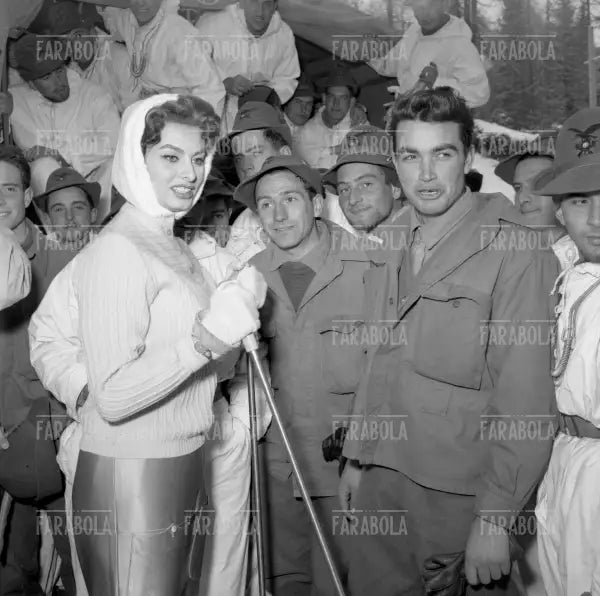 Sophia Loren con gli alpini, Olimpiadi invernali, Cortina d'Ampezzo, 1956