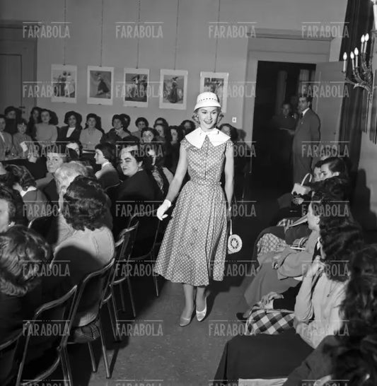 Sfilata per i dipendenti della Rinascente, Milano, 1956