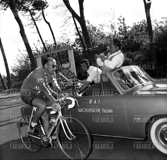 Fiorenzo Magni intervistato da Fausto Rosati dopo la caduta, Giro d'Italia, 1956