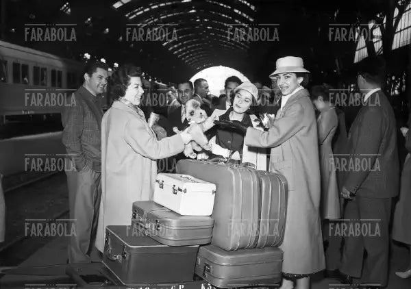 Maria Callas e Giulietta Simionato in partenza per Vienna, Stazione Centrale, Milano, 1956