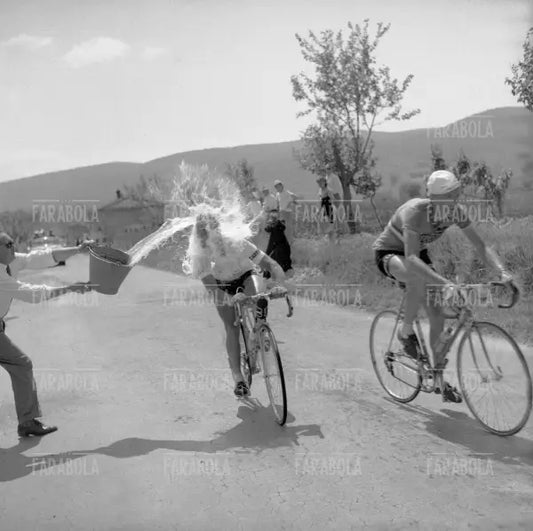 Jan Nolten investito da una secchiata d'acqua, Giro d'Italia, 1956