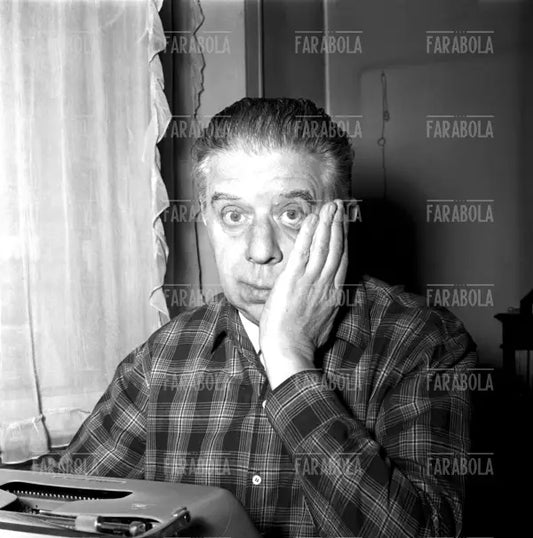 Eugenio Montale nel suo studio, Milano, 1956
